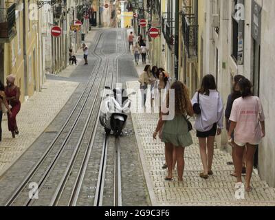 Lisboa, Lisboa Portogallo. 25 luglio 2021. (INT) movimento di persone in via Bica, a Lisbona. 25 luglio 2021, Lisbona, Portogallo: Movimento di persone su Bica Street, che un tempo era considerata una delle strade più belle del mondo, domenica (25) (Credit Image: © Edson De Souza/TheNEWS2 via ZUMA Press Wire) Foto Stock