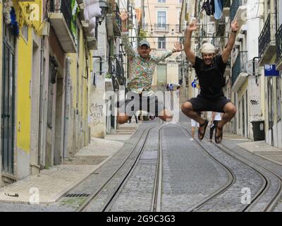 Lisboa, Lisboa Portogallo. 25 luglio 2021. (INT) movimento di persone in via Bica, a Lisbona. 25 luglio 2021, Lisbona, Portogallo: Movimento di persone su Bica Street, che un tempo era considerata una delle strade più belle del mondo, domenica (25) (Credit Image: © Edson De Souza/TheNEWS2 via ZUMA Press Wire) Foto Stock