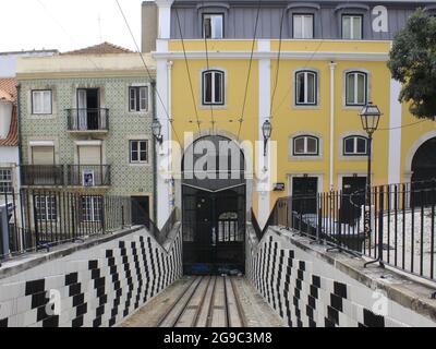 Lisboa, Lisboa Portogallo. 25 luglio 2021. (INT) movimento di persone in via Bica, a Lisbona. 25 luglio 2021, Lisbona, Portogallo: Movimento di persone su Bica Street, che un tempo era considerata una delle strade più belle del mondo, domenica (25) (Credit Image: © Edson De Souza/TheNEWS2 via ZUMA Press Wire) Foto Stock