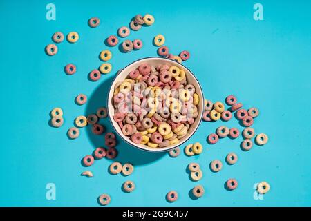 La colazione a base di cereali coloful si alletta in un ciotola Foto Stock