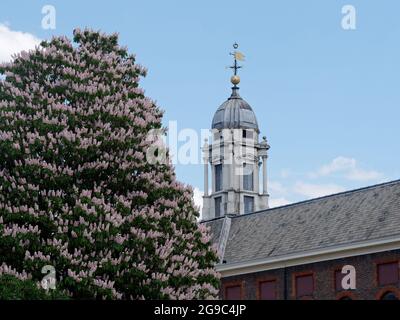 Londra, Grande Londra, Inghilterra, 12 2021 giugno: Torre e tetto del Royal Hospital Chelsea con una weathervane in cima. Royal Hospital Road a Chelsea. Foto Stock
