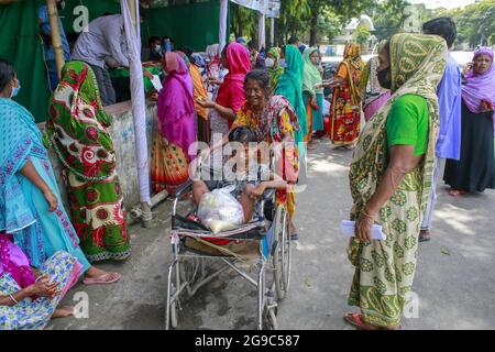 Le persone svantaggiate attendono in coda la registrazione del vaccino del coronavirus presso un punto di registrazione del vaccino gestito volontariamente nel campus dell'Università di Dhaka, a Dhaka, in Bangladesh, il 25 luglio 2021. Foto di Suvra Kanti Das/ABACAPRESS.COM UN gruppo di studenti dell'Università di Dhaka aiuta volontariamente le persone svantaggiate e galleggianti con il processo di registrazione del vaccino COVID-19. Foto Stock