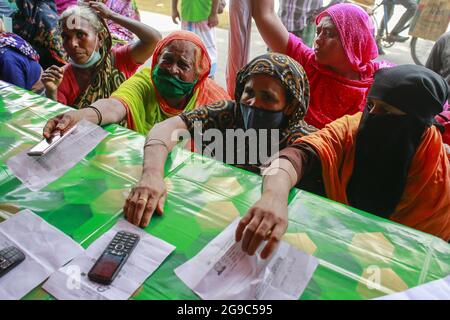 Le persone svantaggiate attendono in coda la registrazione del vaccino del coronavirus presso un punto di registrazione del vaccino gestito volontariamente nel campus dell'Università di Dhaka, a Dhaka, in Bangladesh, il 25 luglio 2021. Foto di Suvra Kanti Das/ABACAPRESS.COM UN gruppo di studenti dell'Università di Dhaka aiuta volontariamente le persone svantaggiate e galleggianti con il processo di registrazione del vaccino COVID-19. Foto Stock