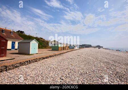 Chiuso spiaggia capanne sul lungomare di Budleigh Salterton, una piccola cittadina sulla costa sud con una spiaggia di pietra in East Devon, Inghilterra sudoccidentale Foto Stock