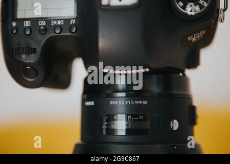 DISTRETTO DI BRCKO, BOSNIA-ERZEGOVINA - 01 luglio 2021: Un primo piano di una fotocamera Canon EOS 6D con obiettivo Sigma 85mm f1.4 capovolto Foto Stock