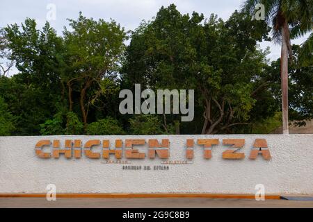 Ingresso principale del sito archeologico di Chichen Itza a Yucatan, Messico. Chichen Itza è un sito patrimonio dell'umanità dell'UNESCO. Foto Stock