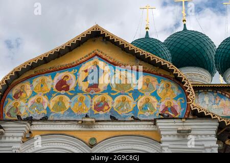 Affreschi sul frontone. L'antica Cattedrale della Risurrezione di Cristo si chiude in una soleggiata giornata di luglio. Tutaev Romanov-Borisoglebsk , Russia Foto Stock