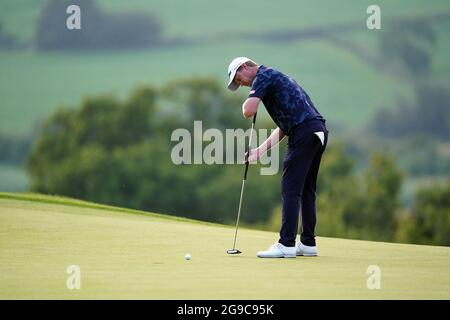 Justin Harding manca un messo sul 18 (gioco fuori foro) durante il quarto giorno del Cazoo Wales Open al Celtic Manor Resort a Newport, Galles. Data immagine: Domenica 25 luglio 2021. Foto Stock