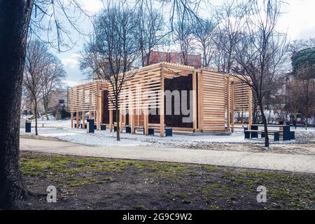 Vista invernale sulla torre delle graduazioni di Mikołów, Slesia, Polonia. Bellissimo edificio in legno nel parco nel centro della città. Foto Stock