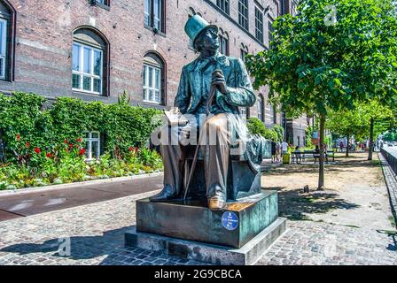 Statua in bronzo dello scrittore danese Hans Christian Andersen nella piazza del Municipio di Copenaghen, di fronte al C. Andersens Boulevard e i Giardini di Tivoli. Foto Stock