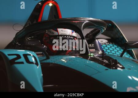 Excel Circuit, Docklands, Londra, Regno Unito. 25 luglio 2021. Formula e London e Prix; Mitch Evans of Australia guida per (20) Jaguar Racing durante gara 2 credito: Action Plus Sports/Alamy Live News Foto Stock