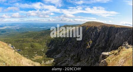 Paesaggio estivo di Sniezne Kotly in polacco montagne giganti Foto Stock