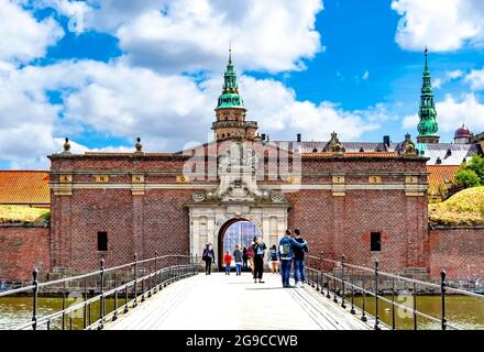 L'ingresso del castello di Kronborg, costruito nel 15 ° secolo. Patrimonio dell'umanità dell'UNESCO. È Elsinore nell'Amleto di William Shakespeare. Foto Stock