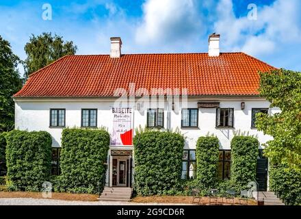 La façade del Karen Blixen Museet, un museo dedicato allo scrittore danese Isak Dinesen e ospitato nella sua ex casa, a Rungsted, Danimarca Foto Stock