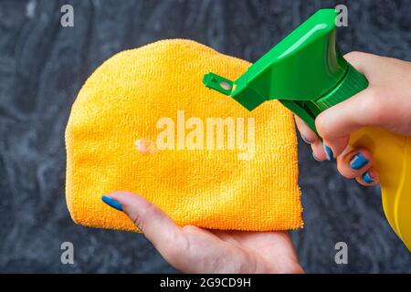 Pulizia del piano di lavoro. Cura per i countertops nella cucina o nel bagno. Pulizia di superfici in pietra, marmo o pietra artificiale. Foto Stock