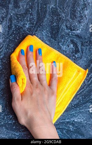 Pulizia del piano di lavoro. Cura per i countertops nella cucina o nel bagno. Pulizia di superfici in pietra, marmo o pietra artificiale. Foto Stock