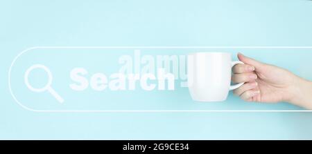 La mano della ragazza tiene la tazza del caffè del mattino con l'icona di ricerca del segno su sfondo blu. Ottimizzazione del motore di ricerca della tecnologia di ricerca dei dati Foto Stock