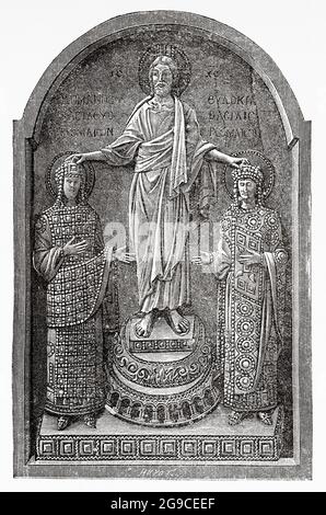 La Consacrazione Imperiale dell'imperatore romano Flavio Arcadio (377-408) e Aelia Eudossia. Scultura bizantina con consacrazione imperiale, con Cristo sulle teste coronate dell'imperatore e dell'imperatrice. Gesù Cristo benedice l'imperatore e l'imperatrice. Vecchio 19 ° secolo inciso illustrazione da Gesù Cristo di Veuillot 1881 Foto Stock