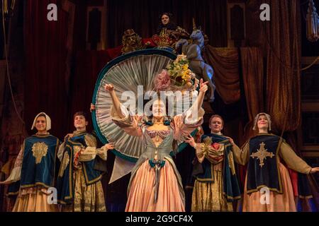 Gemma Arterton (nell Gwynn) con (in alto) David Sturzaker (King Charles II) in NELL GWYNN di Jessica Swale all'Apollo Theatre, Londra W1 12/02/2016 a Shakespeare's Globe 2015 produzione musicale: Nigel Hess design: Hugh Durrant illuminazione: Nick Richings coreografo: Charlotte Brok regista: Christopher Luscombe Foto Stock