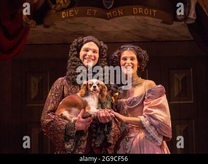 David Sturzaker (Re Carlo II), Gemma Arterton (nell Gwynn) con Millie in NELL GWYNN di Jessica Swale all'Apollo Theatre, Londra W1 12/02/2016 a Shakespeare's Globe 2015 produzione musicale: Nigel Hess design: Hugh Durrant illuminazione: Nick Richings coreografo: Charlotte Brok regista: Christopher Luscombe Foto Stock