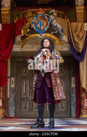 David Sturzaker (re Carlo II) con Monni il re Charles spaniel nel GWYNN di Jessica Swale al Globe di Shakespeare, Londra SE1 24/09/2015 musica: Nigel Hess design: Hugh Durrant illuminazione: Nick Richings coreografo: Charlotte Brok regista: Christopher Luscombe Foto Stock