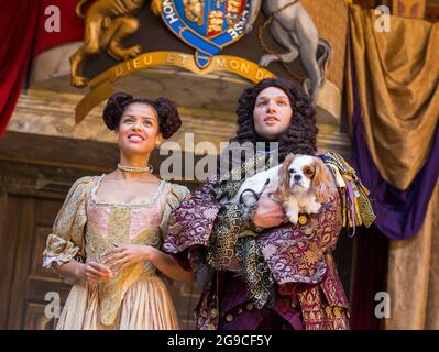 Gugu Matha-Raw (nell Gwynn), David Sturzaker (re Carlo II) con Monni il re Charles spaniel nel GWYNN di Jessica Swale al Globe di Shakespeare, Londra SE1 24/09/2015 design: Hugh Durrant regista: Christopher Luscombe Foto Stock