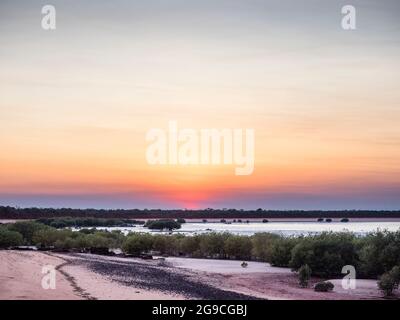 Dawn su sabbia e mangrovie di Roebuck Bay vicino a Broome, Kimberley, Australia Occidentale Foto Stock