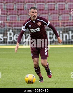 Edimburgo, Regno Unito. 25 luglio 2021. Premier Sports Cup - Heart of Midlothian / Inverness Caledonian Thistle 25/7/2021. I cuori ospitano Inverness Caledonian Thistle nella Premier Sports Cup al tynecastle Park, Edimburgo, Midlothian. PIC mostra: Il dorso destro di Hearts, Michael Smith, sulla palla. Credit: Ian Jacobs/Alamy Live News Foto Stock