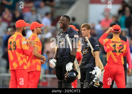 Manchester, Regno Unito. 25 luglio 2021. Carlos Braithwaite di Manchester Originals celebra la vittoria su Birmingham Phoenix a Manchester, Regno Unito il 7/25/2021. (Foto di Conor Molloy/News Images/Sipa USA) Credit: Sipa USA/Alamy Live News Foto Stock