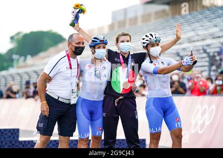 Shizuoka, Giappone. 25 luglio 2021. Soraya Paladin (ITA), Marta Bastianelli (ITA), Elisa Longo Borghini (ITA) Ciclismo : la corsa delle donne durante i Giochi Olimpici di Tokyo 2020 al circuito Internazionale di Fuji a Shizuoka, Giappone . Credit: Shutaro Mochizuki/AFLO/Alamy Live News Foto Stock