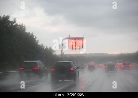 Le vetture che guidano in condizioni di clima umido hanno avvertito di rallentare con riduzioni di velocità al posto di 40 mph Foto Stock