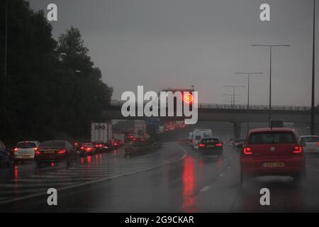 Restrizioni di velocità in vigore per i conducenti di auto che guidano lungo strade con forte pioggia Foto Stock