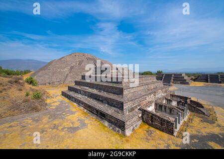 Piramide della Luna e Plaza della Piramide a Teotihuacan nella città di San Juan Teotihuacan, Stato del Messico, Messico. Teotihuacan è un mondo UNESCO He Foto Stock