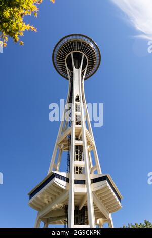 Guardando lo Space Needle in una soleggiata giornata estiva a Seattle, Washington, USA. Foto Stock