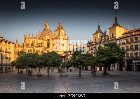 La cattedrale gotica e il municipio di Segovia si trovano in un angolo di Plaza Mayor. Spagna. Foto Stock