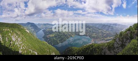 Vista panoramica aerea dal punto di vista Banjska stena nel Parco Nazionale Tara, Serbia con la vista della diga di Perucac, lago e fiume e canyon Drina Foto Stock