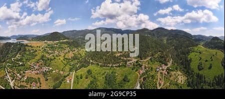 Splendido panorama di montagna in estate. Natura all'aperto destinazione di viaggio, Parco Nazionale Tara, Zaovine lago e villaggio, Serbia Foto Stock