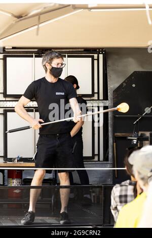 Dimostrazione di soffiatura del vetro nel negozio locale di Chihuly Garden and Glass a Seattle, Washington, USA. Foto Stock