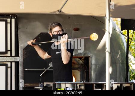 Dimostrazione di soffiatura del vetro nel negozio locale di Chihuly Garden and Glass a Seattle, Washington, USA. Foto Stock