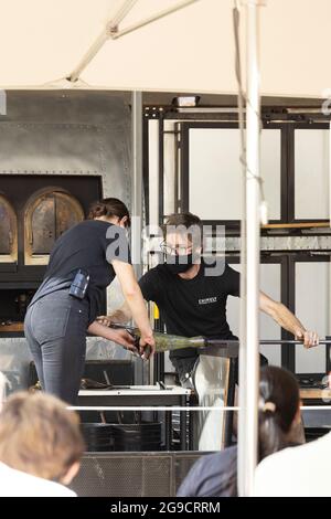 Dimostrazione di soffiatura del vetro nel negozio locale di Chihuly Garden and Glass a Seattle, Washington, USA. Foto Stock