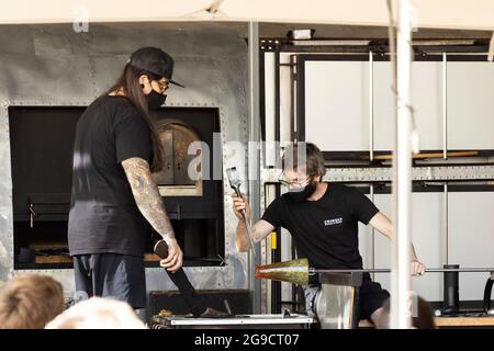 Dimostrazione di soffiatura del vetro nel negozio locale di Chihuly Garden and Glass a Seattle, Washington, USA. Foto Stock