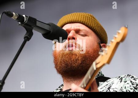 Tom Walker si esibisce sul palco principale durante il terzo giorno del Tramlines Festival Foto Stock