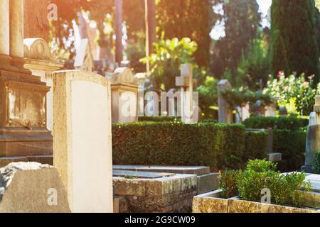 Bel cimitero europeo in giornata di sole con lapide in primo piano senza iscrizione come spazio di copia per il testo. Foto Stock