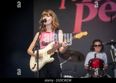 Standon, Hertfordshire, Regno Unito. 25 luglio 2021. Maisie Peters suona allo Standon Calling Music Festival che si svolge questo fine settimana. Si tratta di uno dei primi festival che si tengono dopo il rilassamento delle restrizioni Covid nel Regno Unito e i partecipanti hanno dovuto sostenere un test di flusso laterale verificato e registrato video come condizione di ingresso. Credit: Julian Eales/Alamy Live News Foto Stock