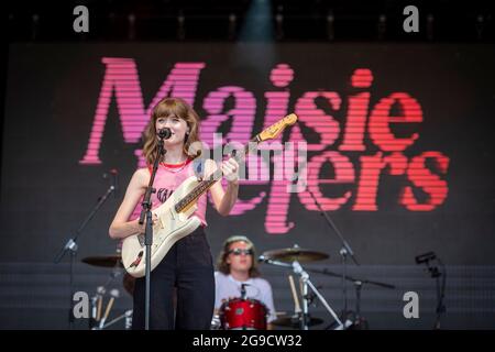 Standon, Hertfordshire, Regno Unito. 25 luglio 2021. Maisie Peters suona allo Standon Calling Music Festival che si svolge questo fine settimana. Si tratta di uno dei primi festival che si tengono dopo il rilassamento delle restrizioni Covid nel Regno Unito e i partecipanti hanno dovuto sostenere un test di flusso laterale verificato e registrato video come condizione di ingresso. Credit: Julian Eales/Alamy Live News Foto Stock