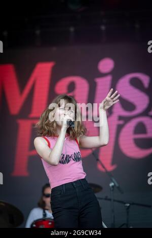 Standon, Hertfordshire, Regno Unito. 25 luglio 2021. Maisie Peters suona allo Standon Calling Music Festival che si svolge questo fine settimana. Si tratta di uno dei primi festival che si tengono dopo il rilassamento delle restrizioni Covid nel Regno Unito e i partecipanti hanno dovuto sostenere un test di flusso laterale verificato e registrato video come condizione di ingresso. Credit: Julian Eales/Alamy Live News Foto Stock