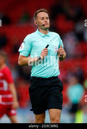 Doncaster, Inghilterra, 23 luglio 2021. James Bell arbitro durante la partita pre-stagione amichevole al Keepmoat Stadium, Doncaster. L'immagine di credito dovrebbe essere: Lynne Cameron / Sportimage Foto Stock