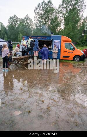 Standon, Hertfordshire, Regno Unito. 25 luglio 2021. La gente a Standon che chiama festival di musica ha coraggioso inondazioni e fango dopo la pioggia torrenziale e tuono ha portato il caos all'evento. La musica si fermò quando una tempesta passò in testa e la sera abbandonò. Il tempo britannico è previsto per continuare ad avere temporali nei prossimi giorni. Credit: Julian Eales/Alamy Live News Foto Stock