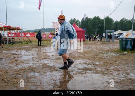 Standon, Hertfordshire, Regno Unito. 25 luglio 2021. La gente a Standon che chiama festival di musica ha coraggioso inondazioni e fango dopo la pioggia torrenziale e tuono ha portato il caos all'evento. La musica si fermò quando una tempesta passò in testa e la sera abbandonò. Il tempo britannico è previsto per continuare ad avere temporali nei prossimi giorni. Credit: Julian Eales/Alamy Live News Foto Stock