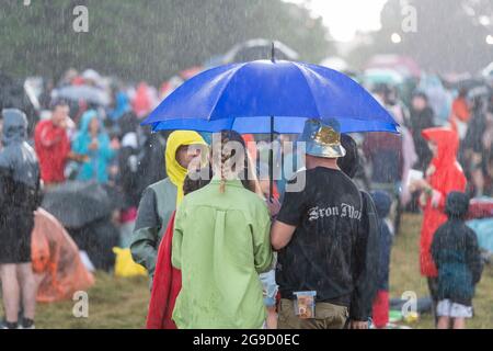 Standon, Hertfordshire, Regno Unito. 25 luglio 2021. La gente ottiene interferita nella pioggia torrenziale e nel thunder a Standon che chiama il credito del festival di musica: Julian Eales/Alamy Live News Foto Stock